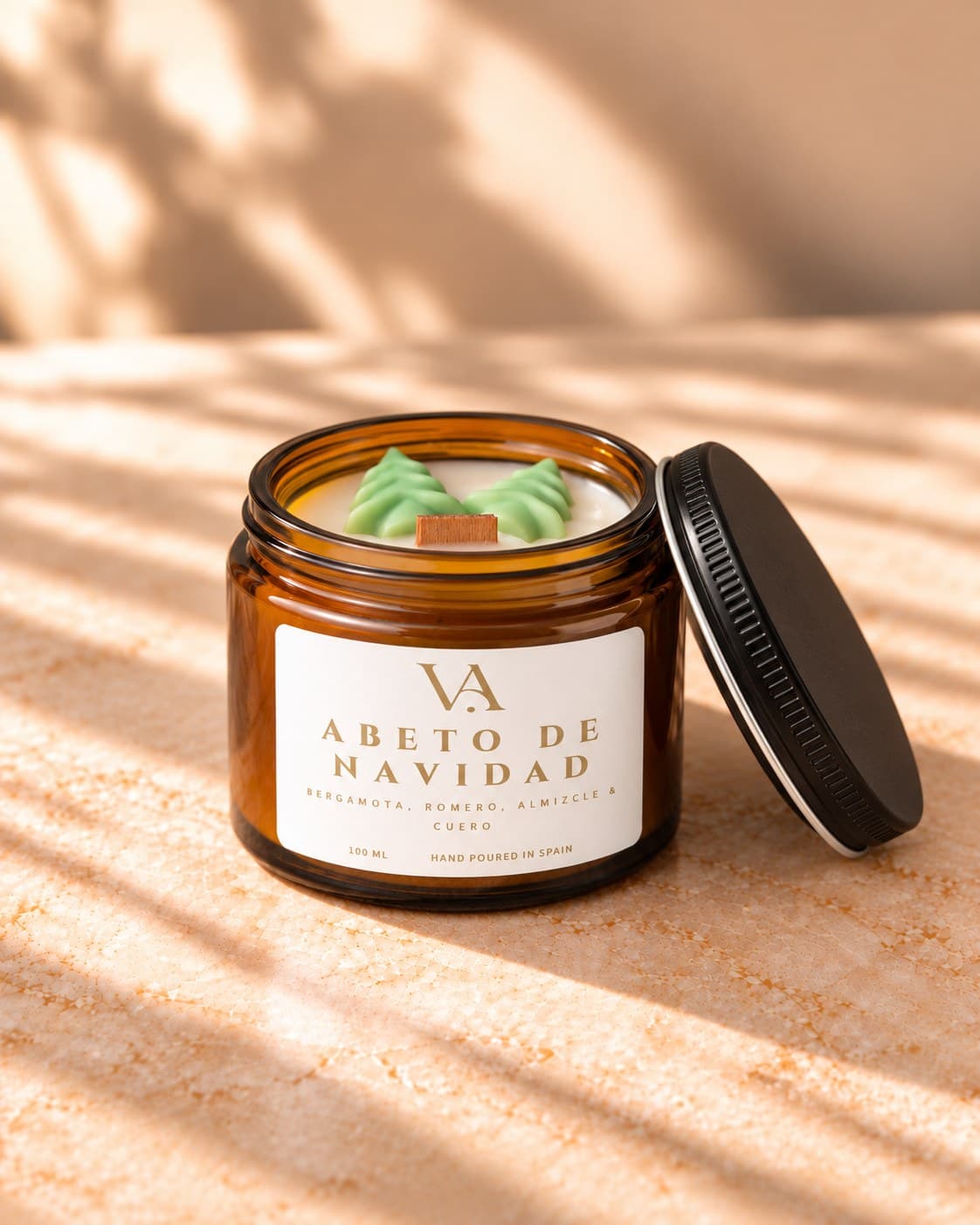 Vela aromática Abeto de Navidad Mini 100 ml abierta, con la mecha de madera a la vista