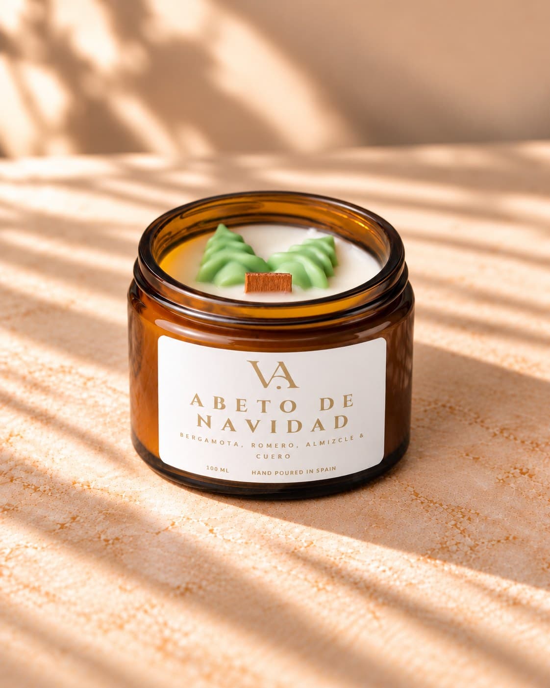 Vela aromática Abeto de Navidad Mini 100 ml abierta junto a su tapa