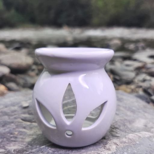 Quemador de cerámica elegante para aromaterapia. Ideal para derretir wax melts y disfrutar de fragancias relajantes en tu hogar. Añade estilo y bienestar a cualquier espacio.