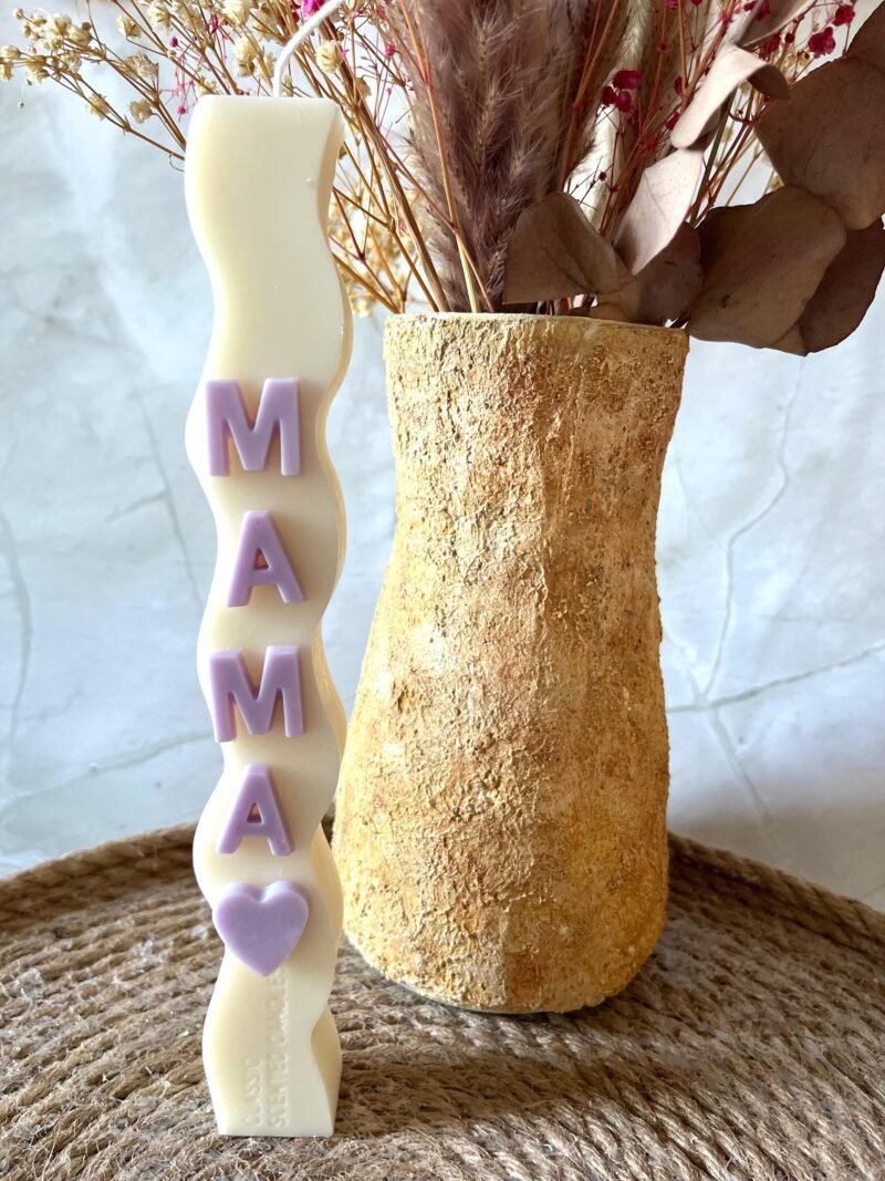 MAMÁ – Vela Artesanal de Flor de Algodón (Ondulada, Blanca) 🤍💜 - Imagen 2